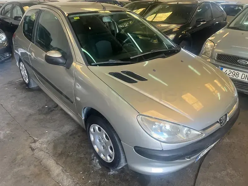 Usado Peugeot 206 70 CV (51 kW) 2005 Gris / plata Berlina