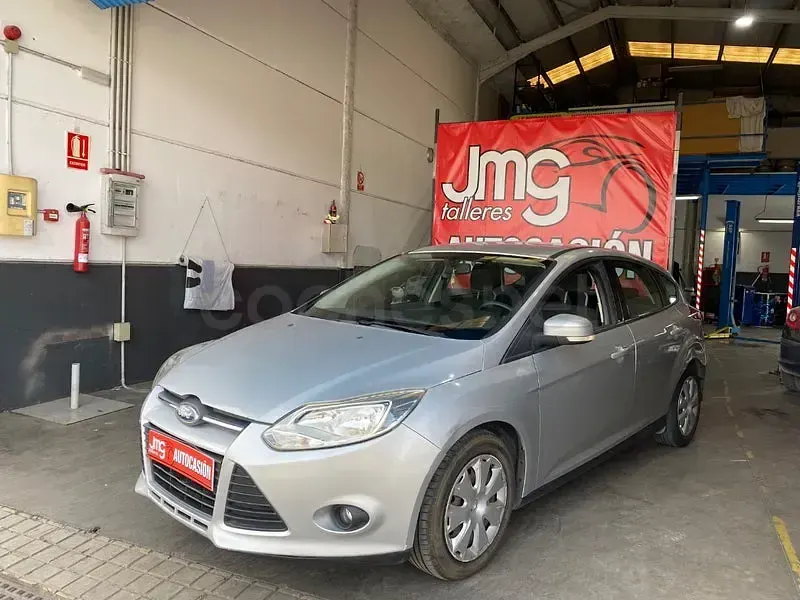 Usado Ford Focus Trend 109 CV (80 kW) 2011 Gris / plata Berlina