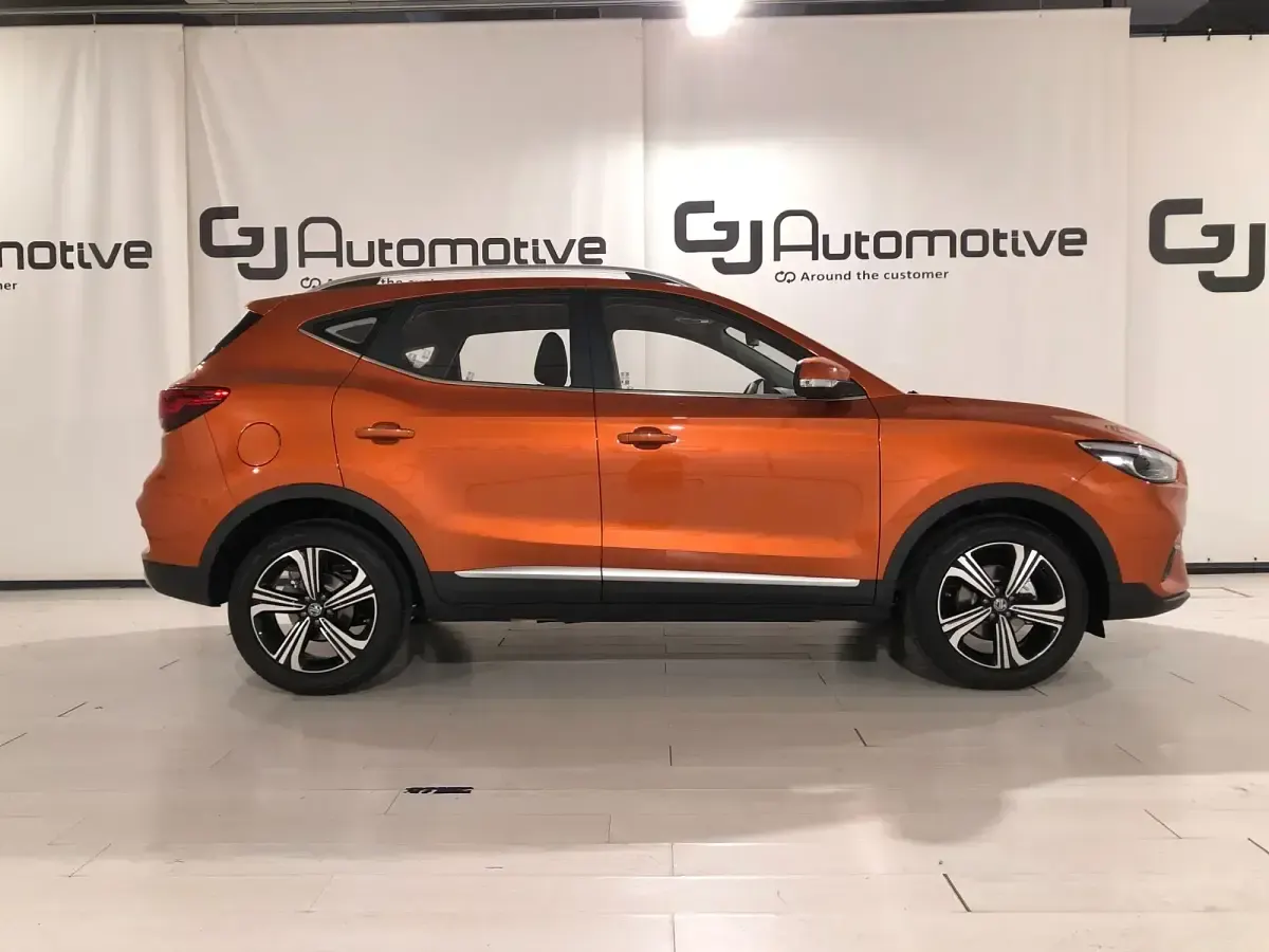 Usado MG ZS Luxury 106 CV (77 kW) 2024 Naranja Berlina