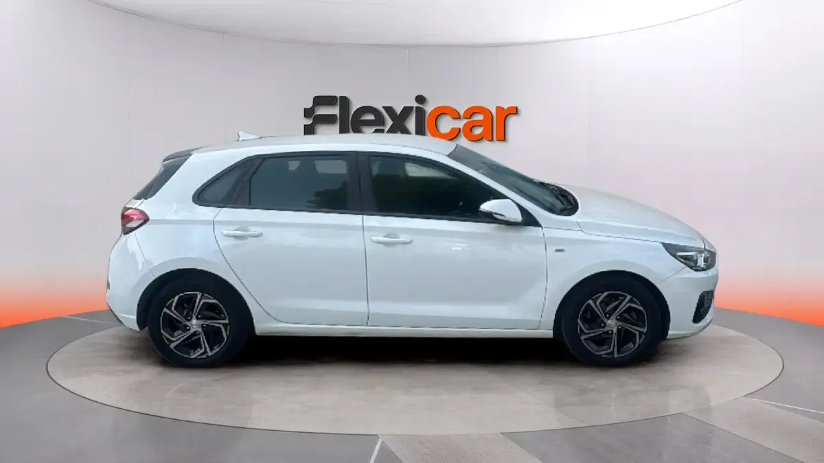 Usado Hyundai i30 120 CV (88 kW) 2022 Blanco Berlina