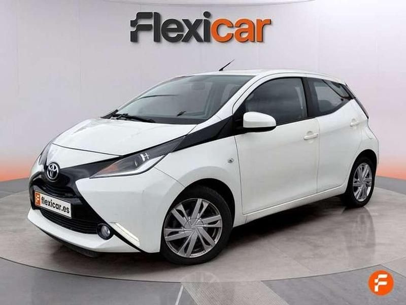 Usado Toyota Aygo X-play 69 CV (50 kW) 2016 Blanco Utilitario
