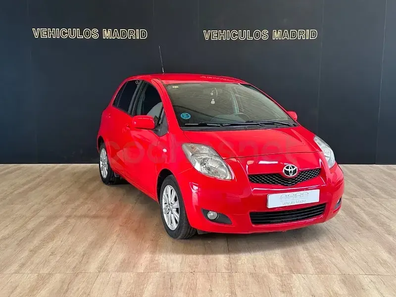 Usado Toyota Yaris Connect Style 101 CV (74 kW) 2011 Rojo Utilitario