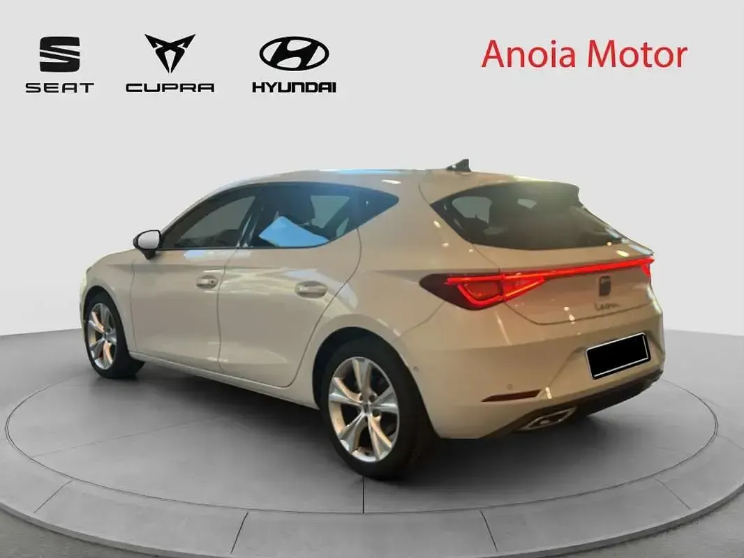 Usado Seat Leon FR 116 CV (85 kW) 2025 Blanco Utilitario