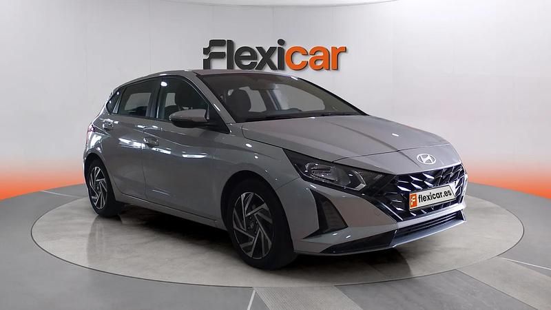 Usado Hyundai i20 101 CV (74 kW) 2024 Gris Utilitario