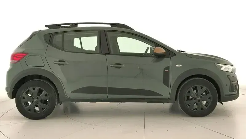 Usado Dacia Sandero Extreme 100 CV (73 kW) 2025 Verde Berlina