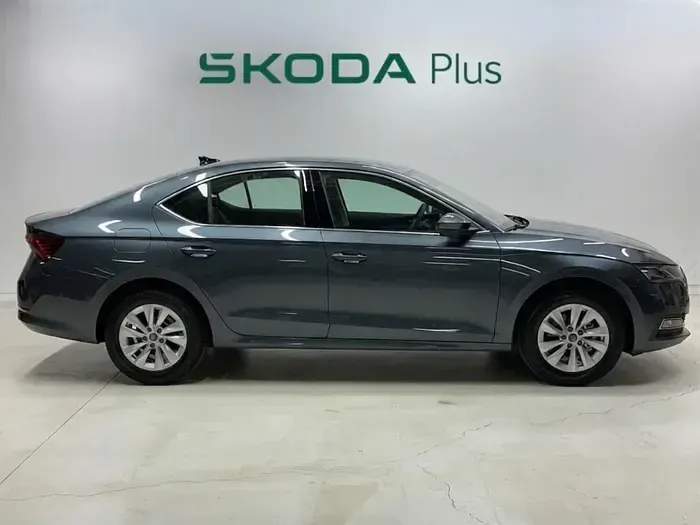Usado Skoda Octavia Selection 150 CV (110 kW) 2025 Gris / plata Berlina