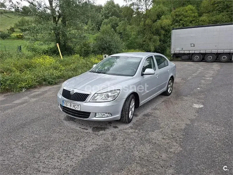 Usado Skoda Octavia Ambition 105 CV (77 kW) 2011 Gris / plata Berlina