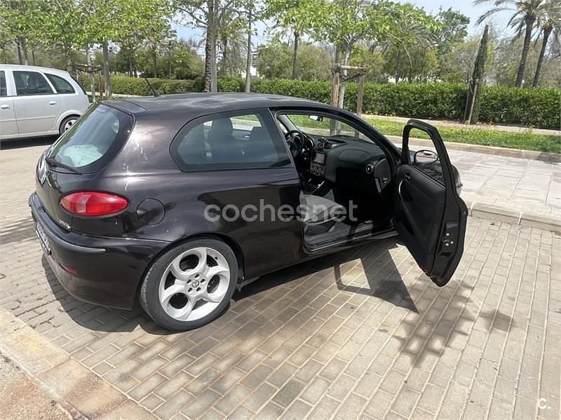 Negro Usado 2002 Alfa Romeo 147 Distinctive Utilitario | 2500 € (Buen precio) - Imagen 1/4