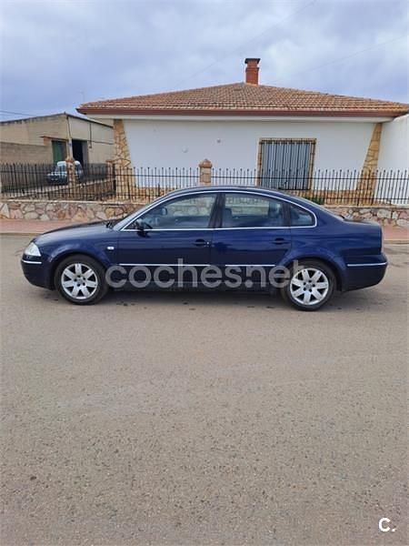 Usado VW Passat Highline 130 CV (95 kW) 2002 Azul Berlina