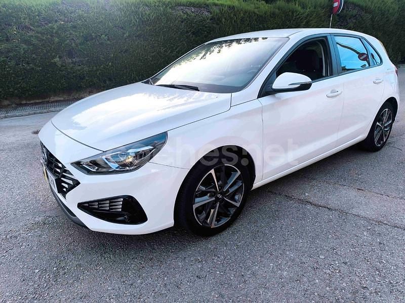 Usado Hyundai i30 110 CV (80 kW) 2022 Blanco Berlina