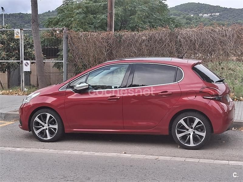 Usado Peugeot 208 Style 110 CV (80 kW) 2017 Granate Utilitario