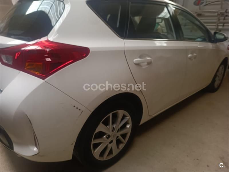 Usado Toyota Auris Advance 124 CV (91 kW) 2014 Blanco Berlina