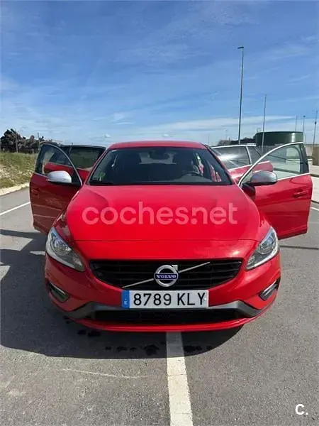 Usado Volvo V60 R-Design Momentum 150 CV (110 kW) 2018 Rojo Familiar