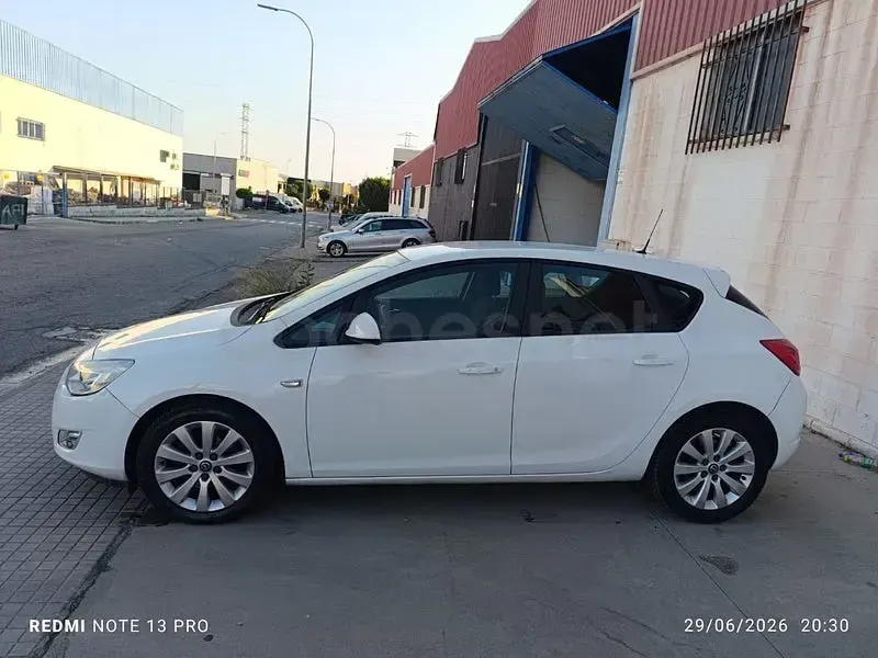 Usado Opel Astra Enjoy 110 CV (80 kW) 2011 Blanco Berlina
