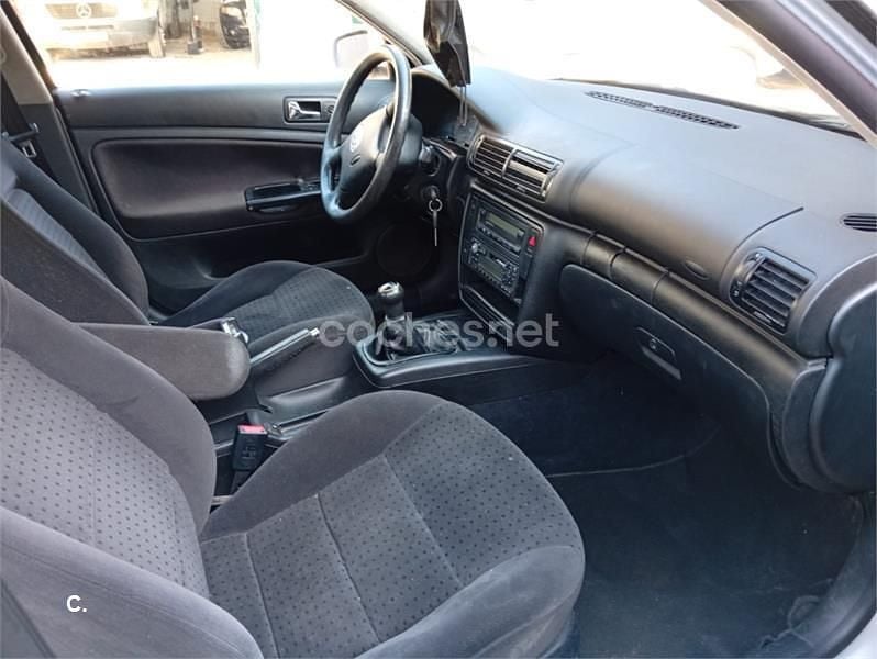 Usado VW Passat Advance 130 CV (95 kW) 2002 Negro Berlina