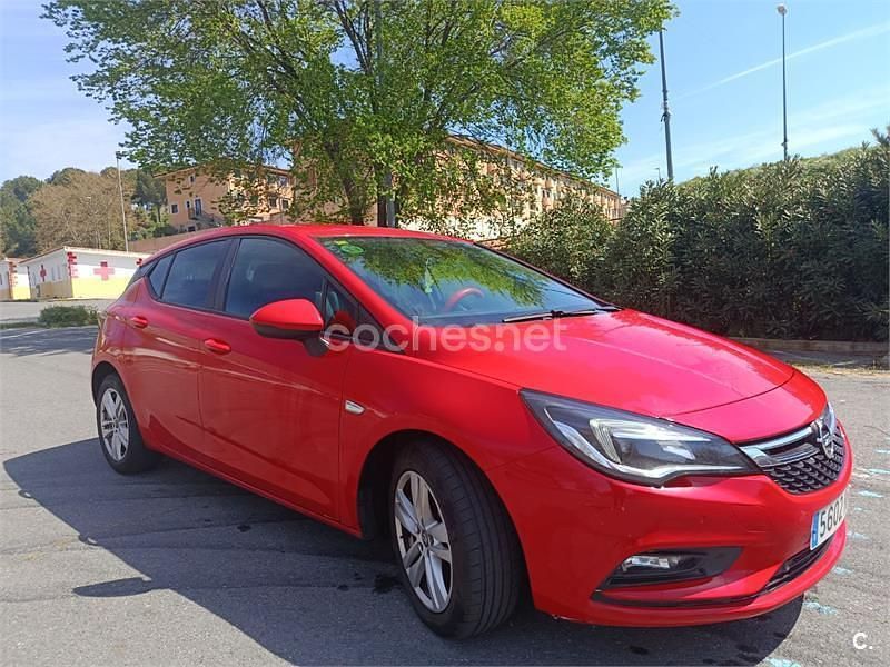 Usado Opel Astra Dynamic 110 CV (80 kW) 2018 Rojo Berlina