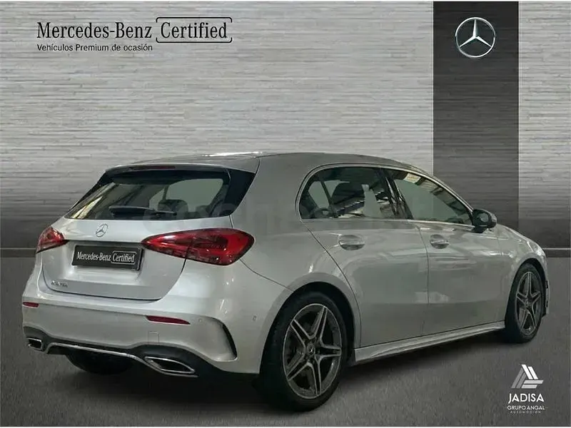 Usado Mercedes A180 136 CV (100 kW) 2025 Gris / plata Berlina