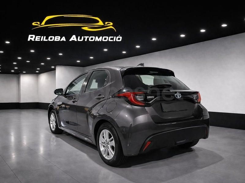 Usado Toyota Yaris Hybrid Active 116 CV (85 kW) 2021 Gris / plata Berlina