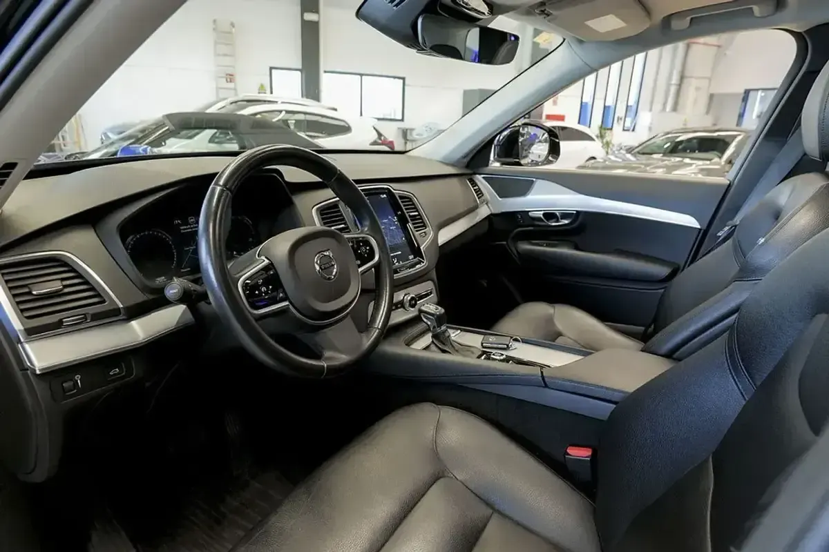 Begagnad Volvo XC90 Momentum 235 HK (172 kW) 2018 Svart SUV