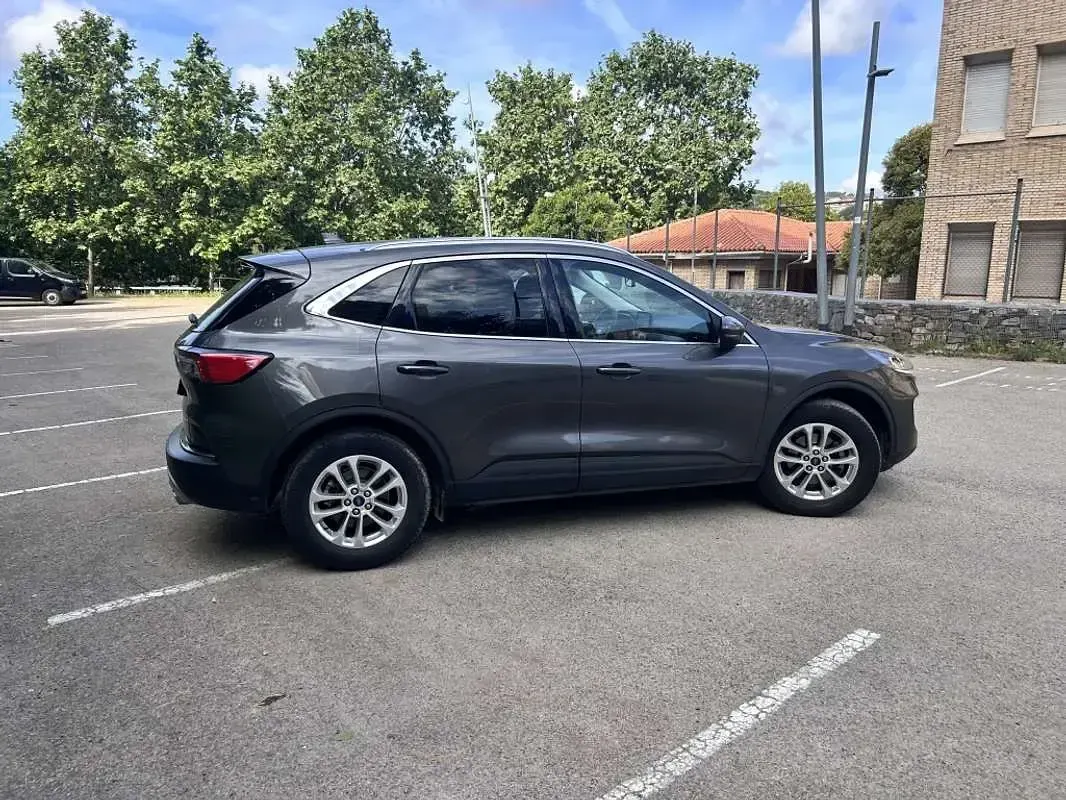 Usado Ford Kuga Trend 120 CV (88 kW) 2020 Gris SUV