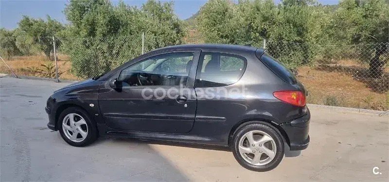 Usado Peugeot 206 90 CV (66 kW) 2004 Negro Berlina