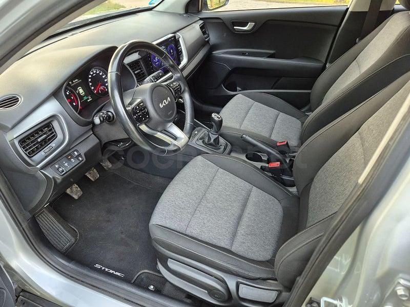Usado Kia Stonic 100 CV (73 kW) 2022 Gris / plata SUV