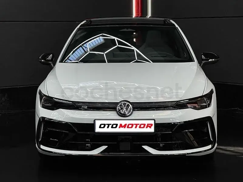 Usado VW Golf VIII R 333 CV (244 kW) 2026 Blanco Berlina