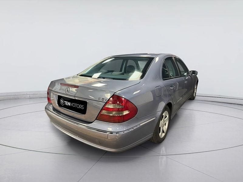 Usado Mercedes E270 Avantgarde 177 CV (130 kW) 2003 Azul Berlina