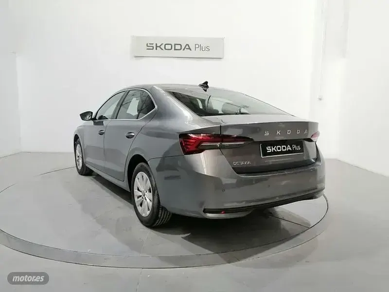Usado Skoda Octavia Selection 150 CV (110 kW) 2025 Gris / plateado Berlina