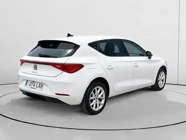 Usado Seat Leon Style 130 CV (95 kW) 2022 Blanco Berlina