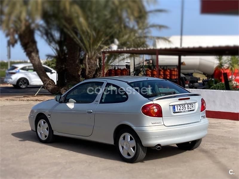Usado Renault Mégane Coupé Sportway 95 CV (69 kW) 2002 Gris / plata Coupe