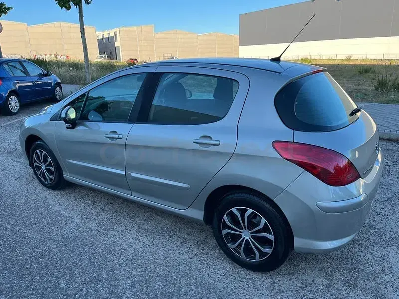 Usado Peugeot 308 120 CV (88 kW) 2008 Gris / plata Berlina