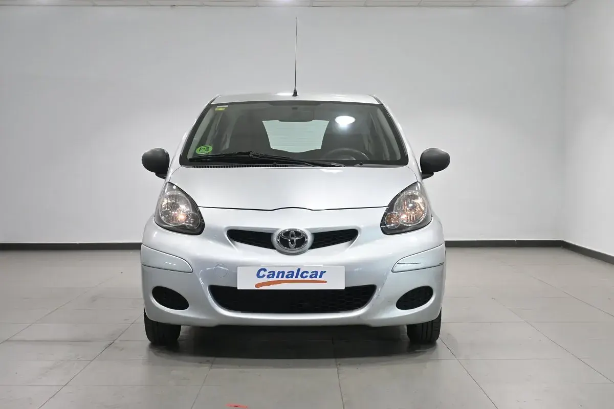 Usado Toyota Aygo Live 68 CV (50 kW) 2009 Gris Utilitario