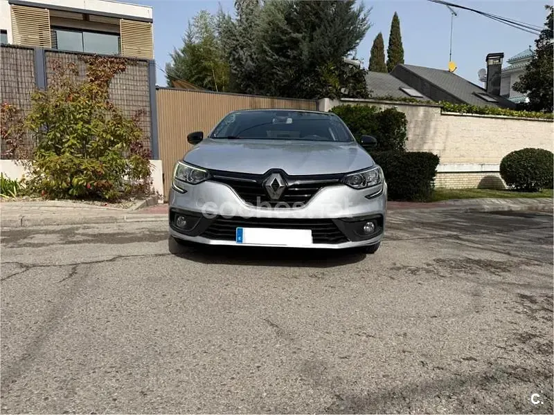 Usado Renault Mégane LIMITED 100 CV (73 kW) 2018 Gris / plata Berlina