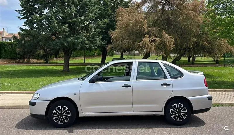 Usado Seat Cordoba 75 CV (55 kW) 2002 Gris / plata Berlina