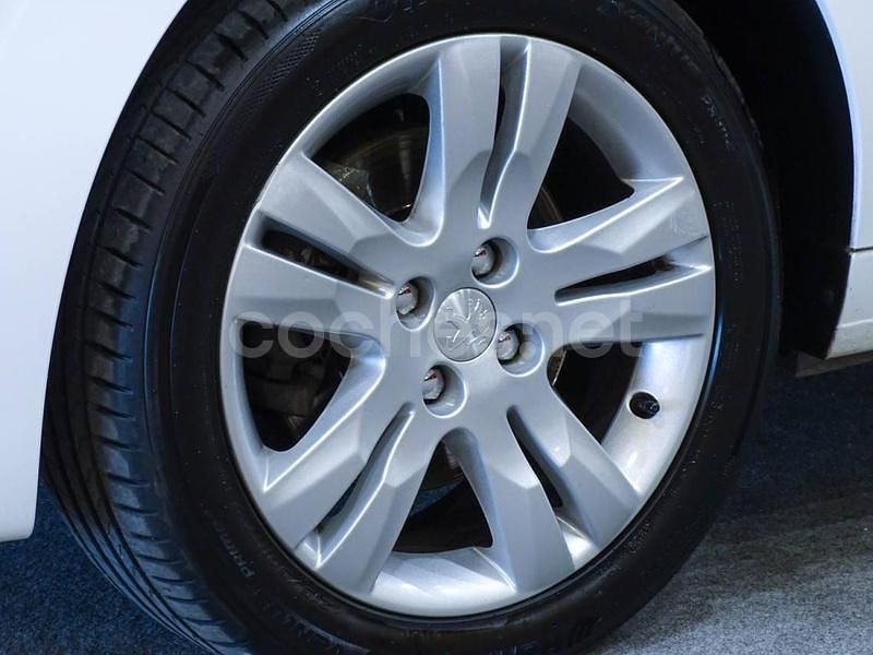 Usado Peugeot 5008 Style 131 CV (96 kW) 2015 Blanco Monovolumen