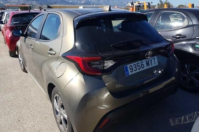 Usado Toyota Yaris Hybrid Active 116 CV (85 kW) 2025 Marrón Utilitario