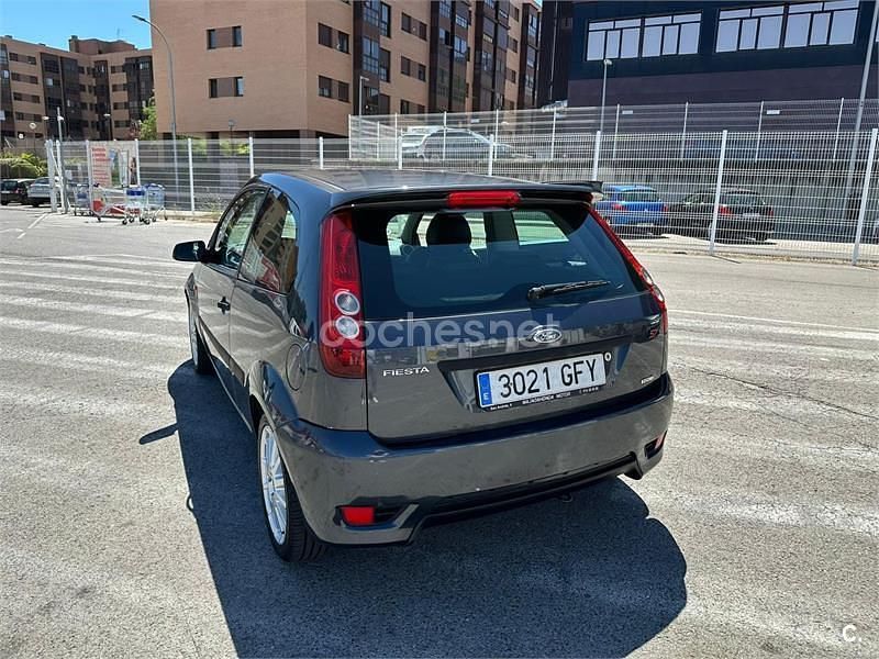 Usado Ford Fiesta Futura 90 CV (66 kW) 2008 Gris / plata Utilitario