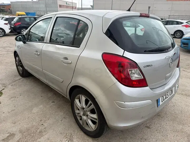 Usado Opel Corsa Essentia 70 CV (51 kW) 2006 Gris / plata Utilitario