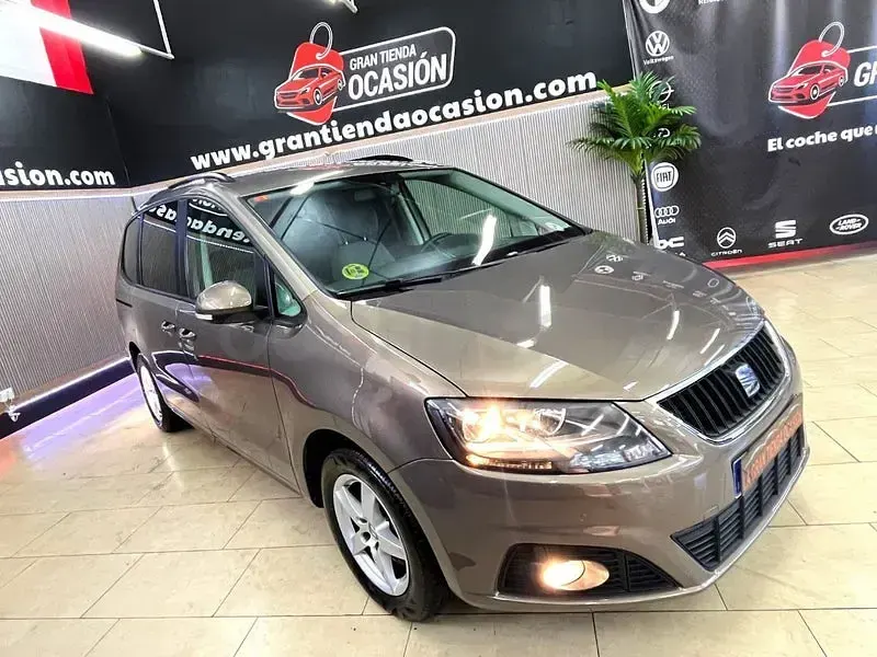 Usado Seat Alhambra Style 140 CV (102 kW) 2014 Marrón Monovolumen