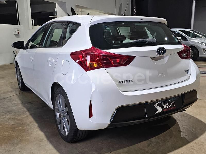 Käytetty Toyota Auris Hybrid Advance 136 HP (100 kW) 2013 Valkoinen Sedan