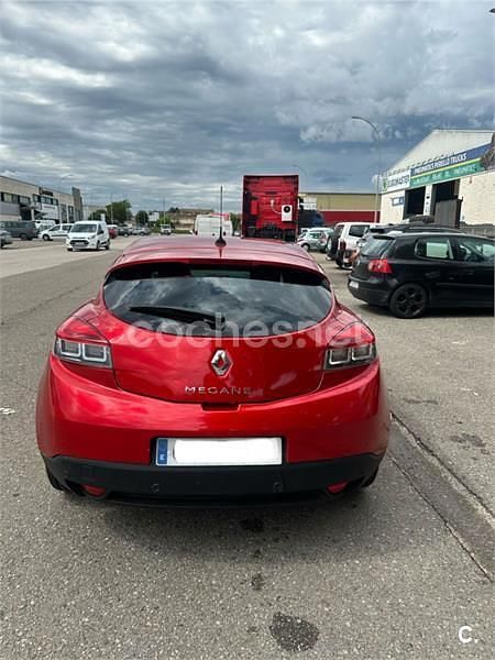 Usado Renault Mégane IV LIMITED 115 CV (84 kW) 2016 Rojo Coupe