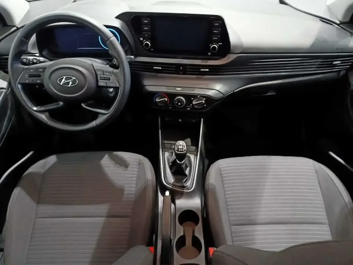 Usado Hyundai i20 100 CV (73 kW) 2023 Gris/plata Utilitario