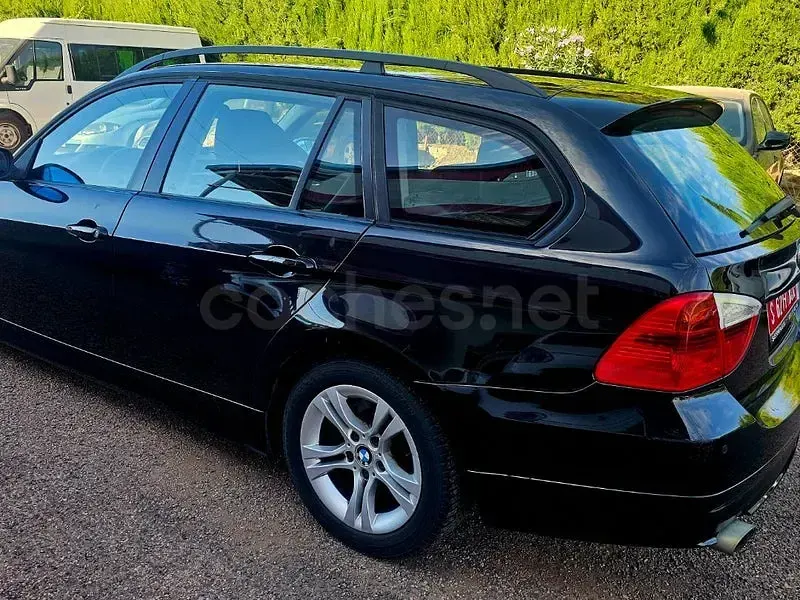 Usado BMW 318 143 CV (105 kW) 2010 Negro Familiar