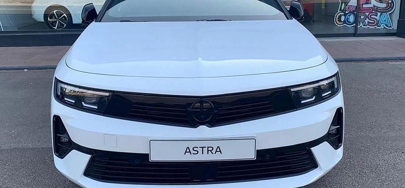 Usado Opel Astra 114 kW (156 CV) 2023 Arktis white Berlina