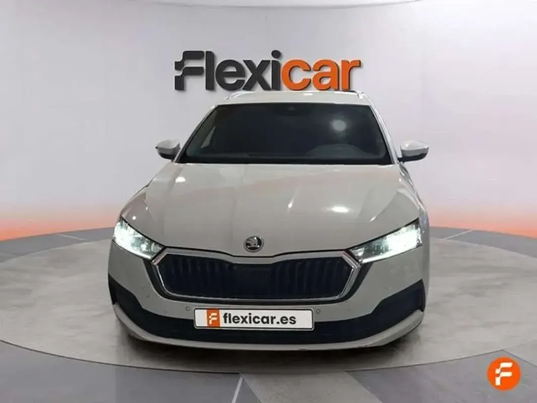 Usado Skoda Octavia Ambition 110 CV (80 kW) 2021 Blanco Berlina