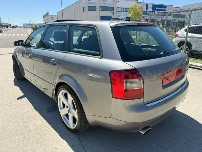 Usado Audi A4 Premium 163 CV (119 kW) 2003 Gris / plata Familiar