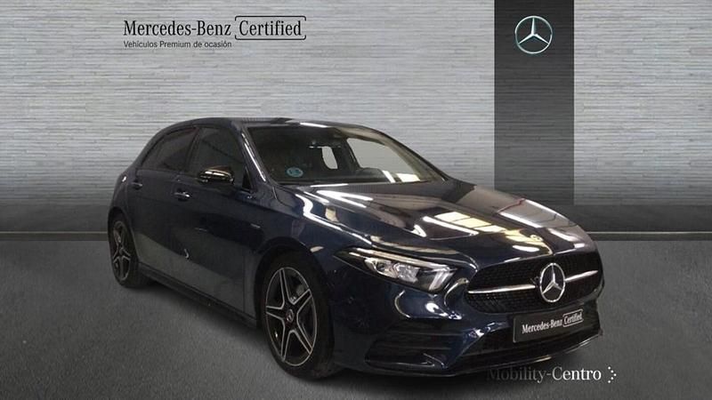 Usado Mercedes A180 AMG line 116 CV (85 kW) 2021 Denim blue  metallic paint Berlina