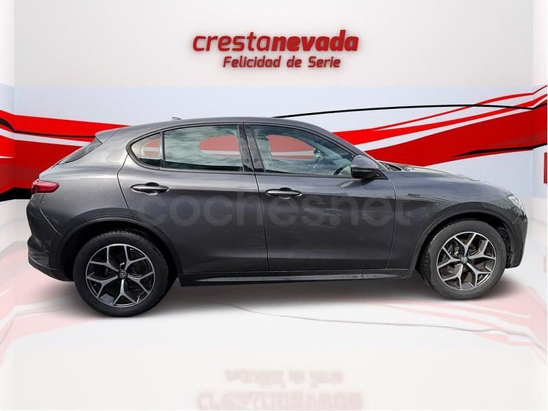 Usado Alfa Romeo Stelvio Sprint 190 CV (139 kW) 2021 Gris / plata SUV