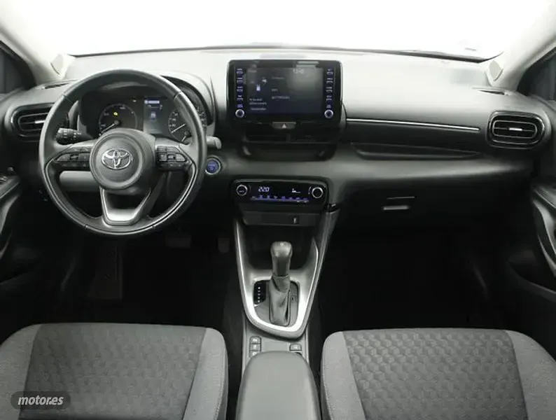 Usado Toyota Yaris Hybrid Active 116 CV (85 kW) 2022 Gris Berlina